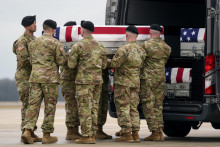 Príslušníci americkej armády nakladajú rakvu s telesnými pozostatkami amerického vojaka, seržanta Kennedyho Ladona Sandersa, ktorý zahynul pri útoku dronom na vojenskej základni známej ako Tower 22 na severovýchode Jordánska. FOTO: TASR/AP