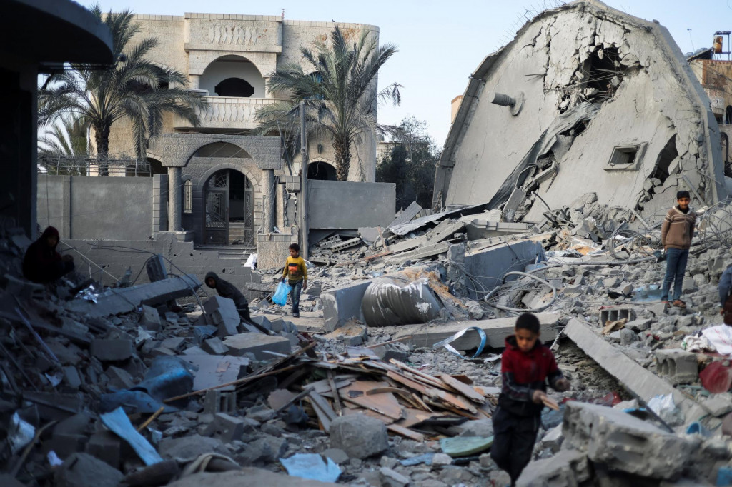 Palestínčania kontrolujú škody na mieste izraelských na juhu Pásma Gazy. FOTO: Reuters