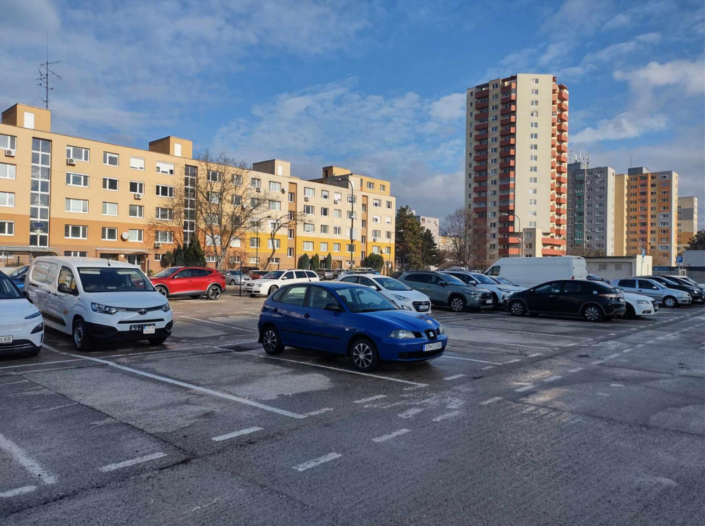Záchytné parkovisko v Rači nie je príliš využívané. FOTO: HN/Tomáš Garai
