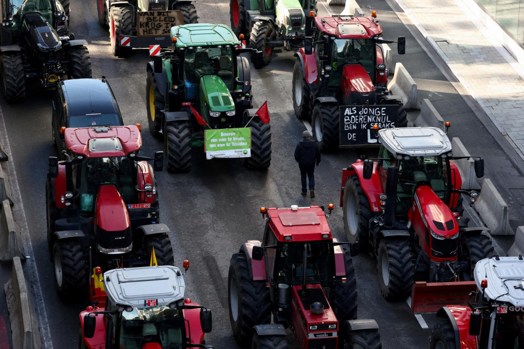 Belgickí farmári zablokovali cestu pri Európskom parlamente počas protestu proti cenovým tlakom, daniam a ekologickej regulácii. FOTO: REUTERS