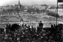 Adolf Hitler reční 15. marca 1938 na viedenskom Námestí hrdinov pred asi štvrťmiliónovým nadšeným davom, ktorému vôbec neprekáža, že Rakúsko už v tejto chvíli ako štát neexistuje.