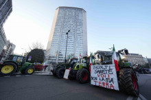 Talianski farmári sa zhromažďujú so svojimi traktormi pred mrakodrapom Pirelli, sídla regiónu Lombardska v Miláne. FOTO: TASR/AP