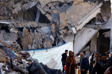 Zničená budova v Rafahu v južnom pásme Gazy. FOTO: Reuters