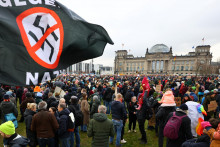 Protinacistický transparent vlaje, keď sa ľudia schádzajú pred budovou Ríšskeho snemu na protest proti pravicovému extrémizmu a za ochranu demokracie v Berlíne. FOTO: Reuters