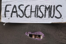 Demonštrantka protestuje proti krajine pravicovej strane Alternatíva pre Nemecko a pravicovému extrémizmu v Berlíne. FOTO: TASR/AP