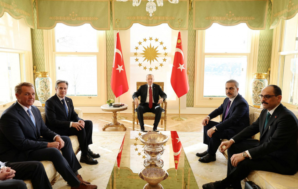 Turecký prezident Tayyip Erdogan v sprievode ministra zahraničných vecí Hakana Fidana a Ibrahima Kalina.  FOTO: Reuters