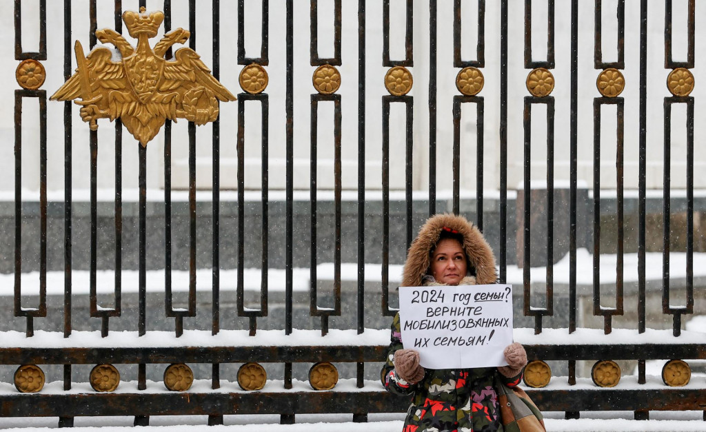 Maria Andreeva, ktorej manžel bol mobilizovaný v októbri 2022, aby sa pripojil k ruským ozbrojeným silám zapojeným do vojenskej kampane na Ukrajine, drží transparent počas demonštrácie, ktorá žiada návrat svojho manžela z frontu pred budovou ruského ministerstva obrany v Moskve. FOTO: Reuters