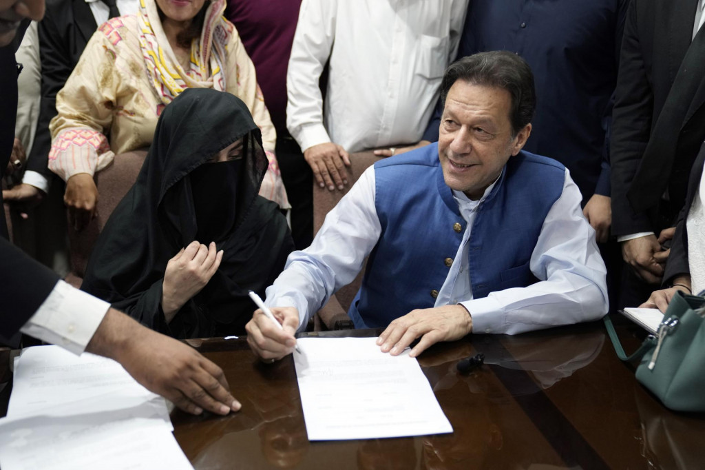 Bývalý pakistanský premiér Imran Chán a jeho manželka Bušra Bibiová. FOTO: TASR/AP