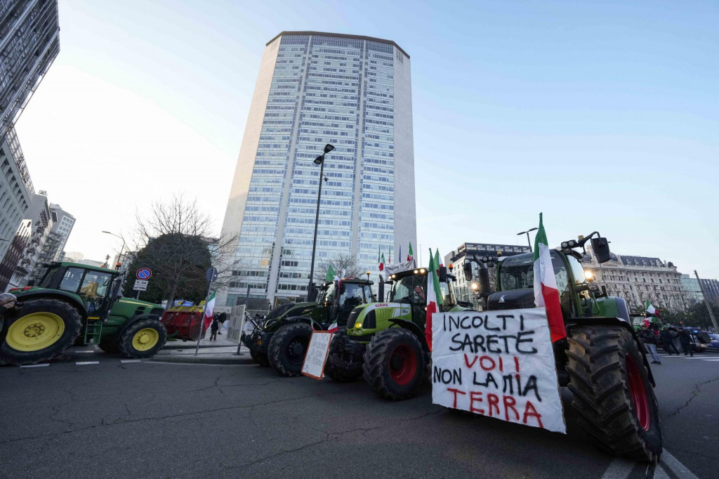 Talianski farmári sa zhromažďujú so svojimi traktormi pred mrakodrapom Pirelli, sídla regiónu Lombardska v Miláne. FOTO: TASR/AP