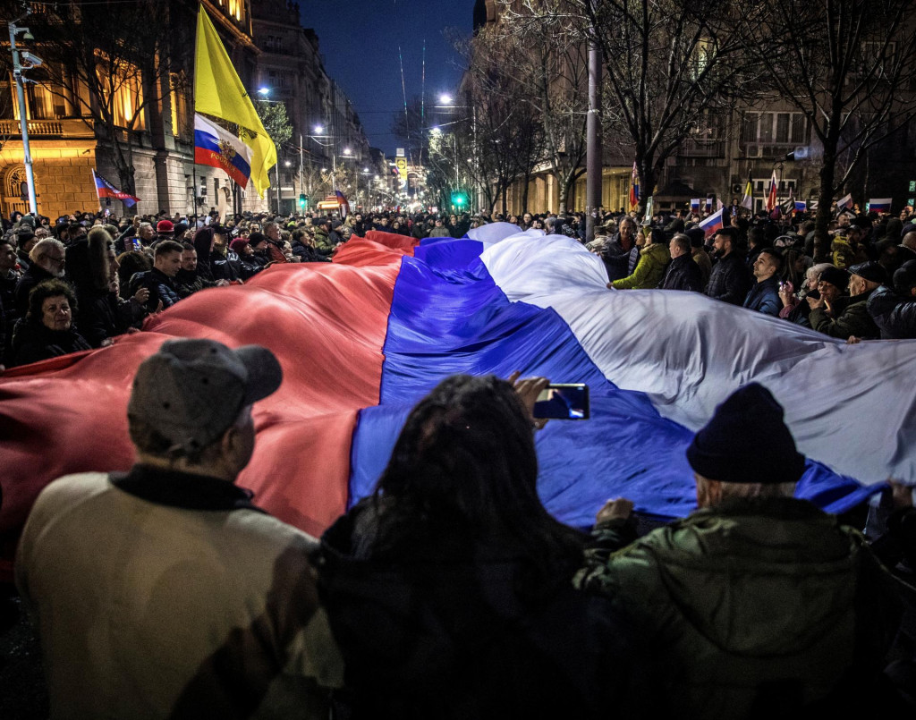 Proruskí Srbi v Belehrade. FOTO: Reuters