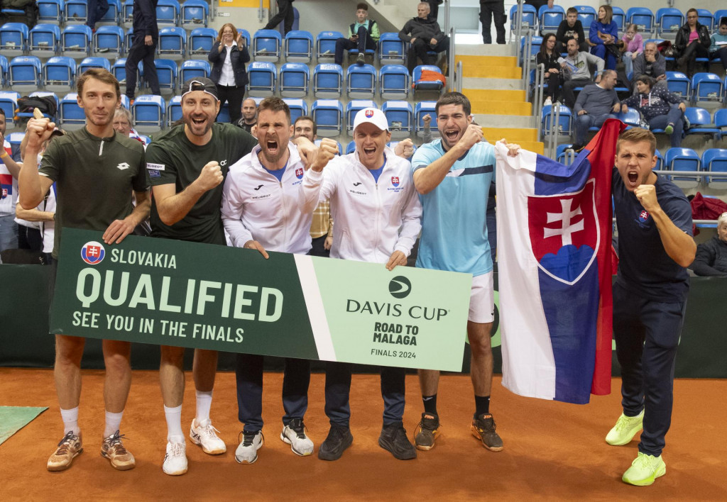 Radosť našich tenistov po postupe na finálový turnaj tohtoročného Davis Cupu bola obrovská. FOTO: TASR/M. Baumann