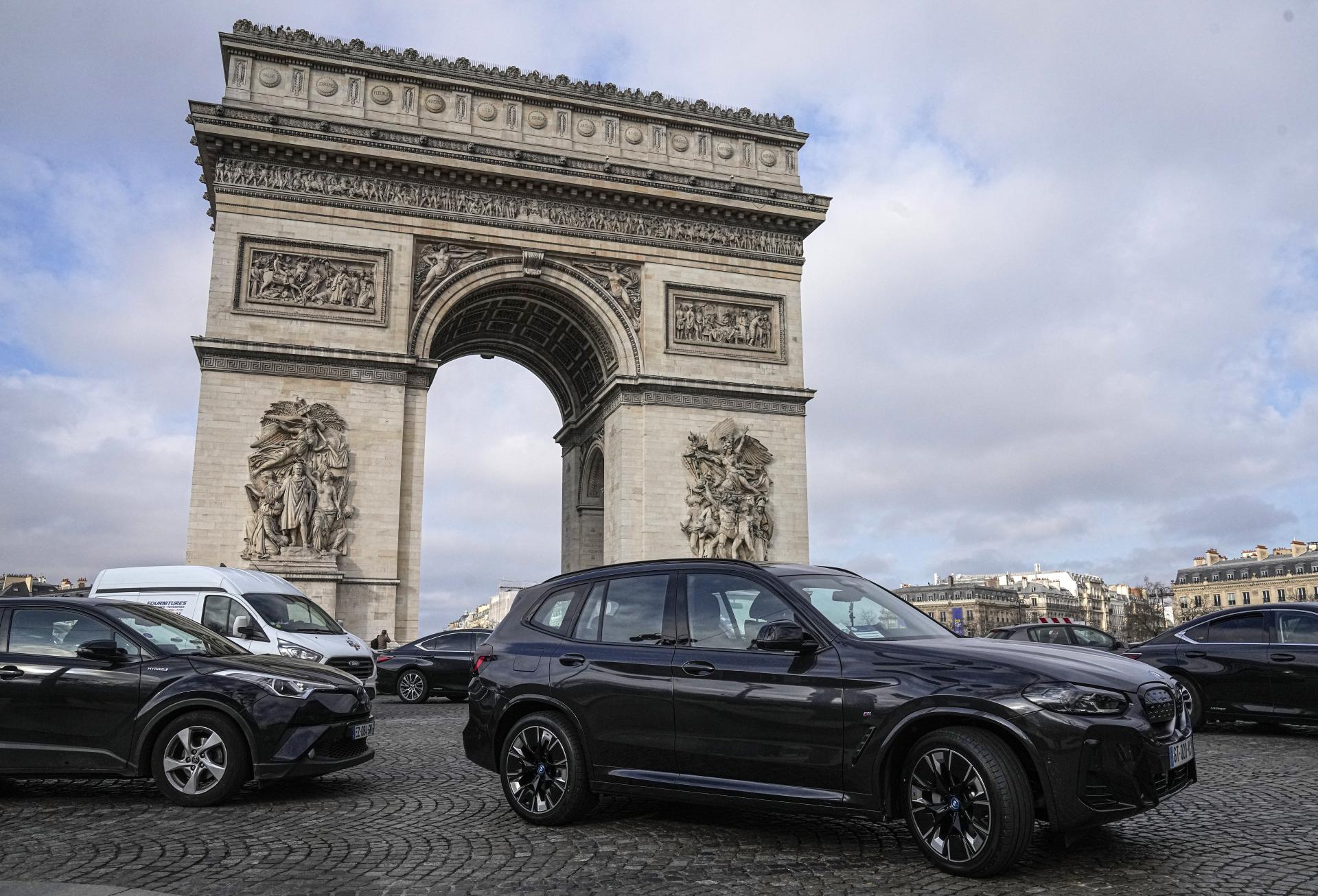 Parížania v referende rozhodujú o zdražení parkovania pre vozidlá SUV