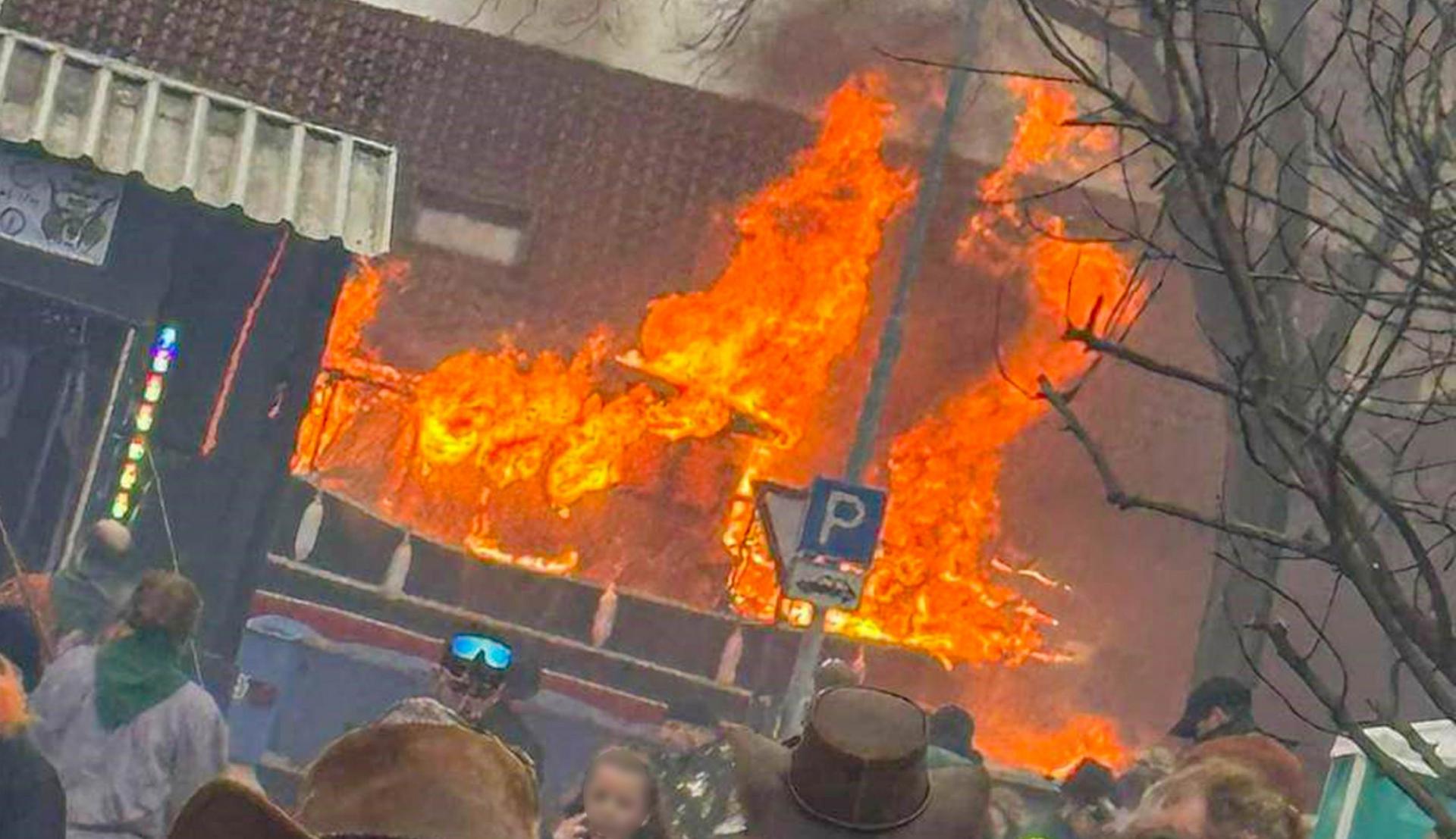Pri požiari atrakcie vo fašiangovom sprievode v Nemecku sa zranilo päť ľudí