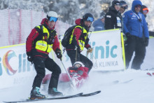 Lyžiarka Petra Vlhová počas prevozu na záchranných saniach po páde počas prvého kola obrovského slalomu žien v rámci Svetového pohára v alpskom lyžovaní v Jasnej. FOTO: TASR/Martin Baumann