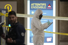 Policajní vyšetrovatelia zaisťujú dôkazy po útoku nožom na železničnej stanici Gare de Lyon v Paráži. FOTO: TASR/AP