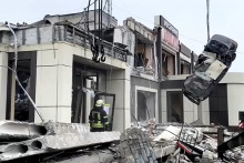 Pracovníci ruského ministerstva pre mimoriadne situácie zasahujú pri zrútenej pekárni po ostreľovaní východoukrajinského mesta Lysyčansk. FOTO: TASR/AP