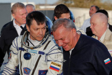 Šéf ruskej vesmírnej agentúry Roskosmos Jurij Borisov a kozmonaut Oleg Kononenko. FOTO: REUTERS