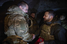 Ukrajinský prezident Volodymyr Zelenskyj udeľuje vyznamenania ukrajinským vojakom počas návštevy vojakov na južnom fronte v Záporožskej oblasti. FOTO TASR/AP