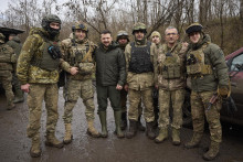 Ukrajinský prezident Volodymyr Zelenskyj pózuje s vojakmi počas návštevy južného frontu v Záporožskej oblasti. FOTO: TASR/AP