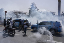 Senegalská polícia používa slzotvorný plyn na stovky stúpencov opozície, ktorí sa zišli na výzvu opozície, aby vyjadrili nesúhlas s odkladom prezidentských volieb v hlavnom meste Dakar. FOTO: TASR/AP