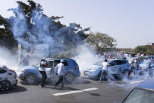 Senegalská polícia používa slzotvorný plyn na stovky stúpencov opozície, ktorí sa zišli na výzvu opozície, aby vyjadrili nesúhlas s odkladom prezidentských volieb v hlavnom meste Dakar. FOTO: TASR/AP