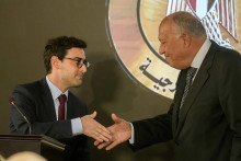 Francúzsky minister zahraničných vecí Stéphane Séjourné a egyptský šéf diplomacie Sámih Šukrí si podávajú ruky po spoločnej tlačovej konferencii v Káhire. FOTO: TASR/AP