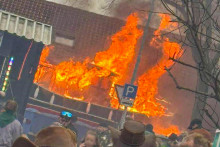 Parník, ktorý bol súčasťou fašiangového sprievodu, zachvátil požiar v meste Kehl v nemeckej spolkovej krajine Bádensko-Württembersko. FOTO: TASR/DPA