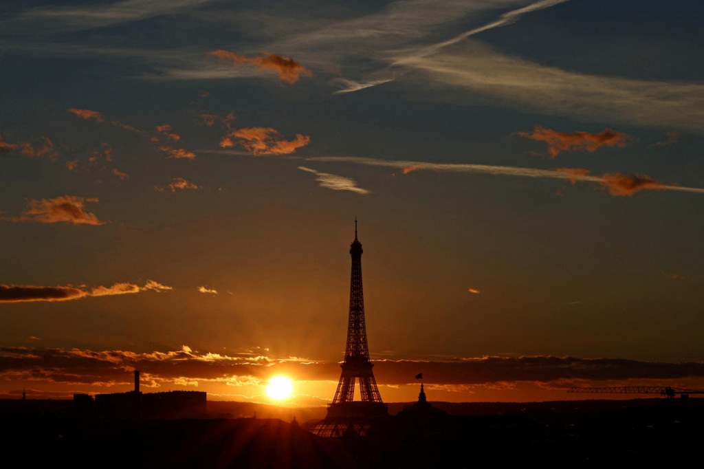 View of the Eiffel tower as the sun sets on a winter day in Paris, France, January 15, 2024. REUTERS/Stephanie Lecocq TPX IMAGES OF THE DAY FOTO: Stephanie Lecocq