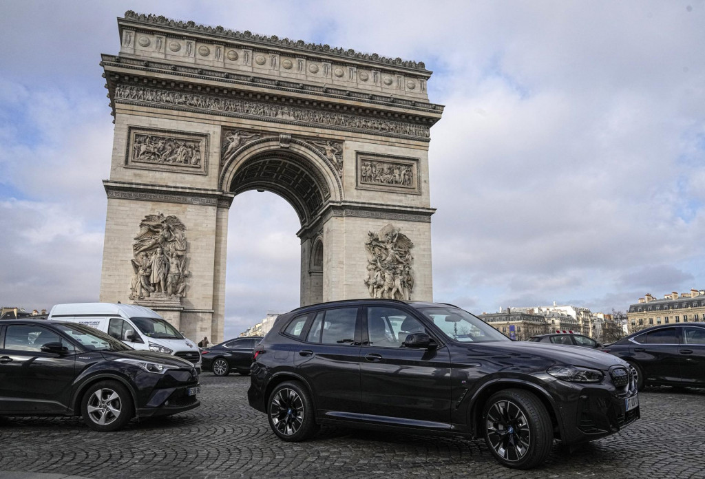 SUV počas jazdy okolo Víťazného oblúka v Paríži. FOTO: TASR/AP