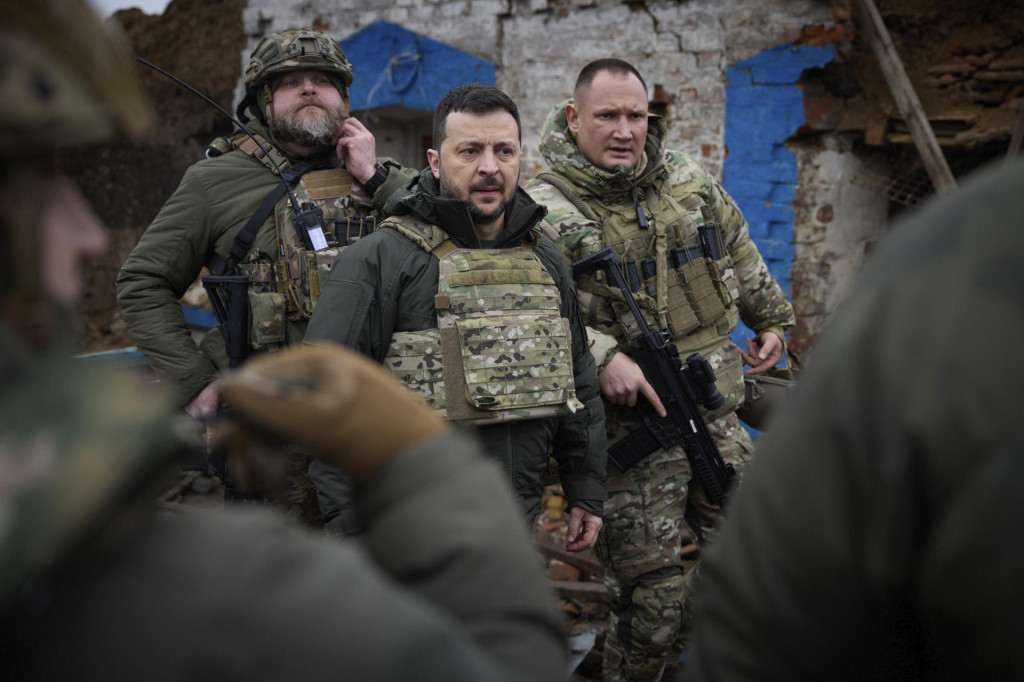 Ukrajinský prezident Volodymyr Zelenskyj navštívil vojakov v ukrajinskej obci Robotyne na južnom fronte v Záporožskej oblasti. FOTO TASR/AP