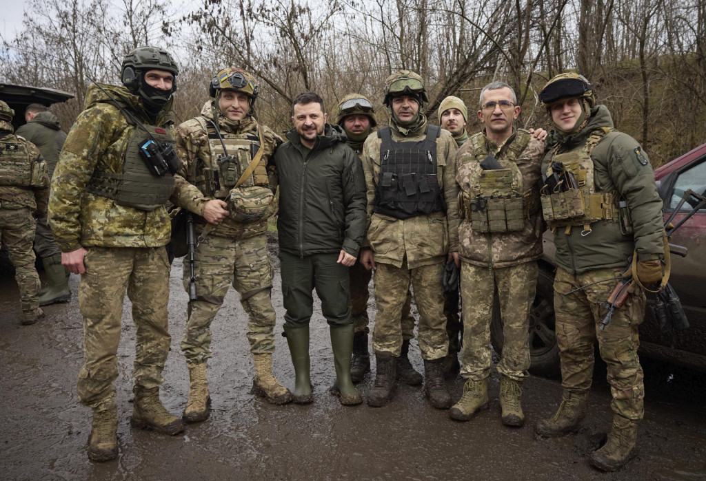 Ukrajinský prezident Volodymyr Zelenskyj pózuje s vojakmi počas návštevy južného frontu v Záporožskej oblasti. FOTO: TASR/AP