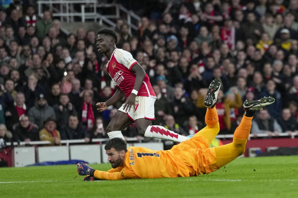 Futbalista Arsenalu Bukayo Saka strieľa gól v šlágri 23. kola anglickej Premier League Arsenal Londýn - FC Liverpool. FOTO: TASR/AP