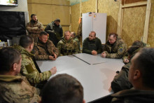 Vrchný veliteľ ukrajinských ozbrojených síl Valerij Zalužnyj, náčelník generálneho štábu Serhij Šaptala, minister obrany Rustem Umerov a veliteľ pozemných síl Oleksandr Syrskij. FOTO: Reuters
