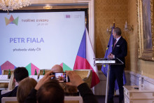Český premiér Petr Fiala vystupuje s prezentáciou na konferencii s názvom 20 rokov tvoríme Európu. FOTO: TASR/B. Vizváryová