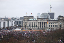 Demonštranti v uliciach Berlína. FOTO: Reuters
