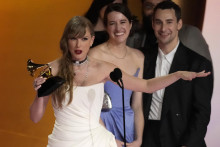 Speváčka Taylor Swiftová pózuje s cenou Grammy za najlepší album na slávnostnom odovzdávaní hudobných cien Grammy v Los Angeles. FOTO: TASR/AP