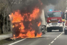 Požiar kamióna v Trnovci nad Váhom. FOTO: FB/Marek Csicso