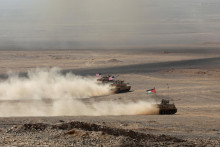Vojenské vozidlá s jordánskymi a americkými vlajkami. FOTO: Reuters
