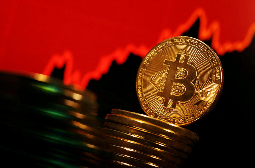 S bitcoinom možno obchodovať sprostredkovane cez fondy ETF. FOTO: Reuters