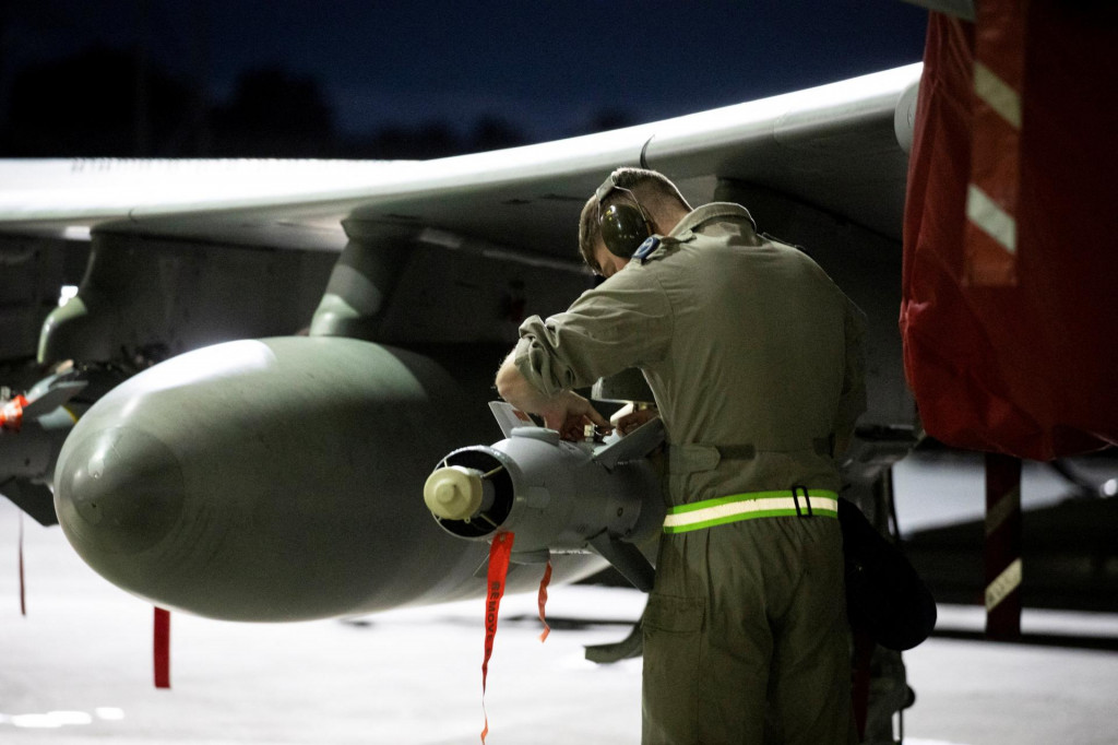 Zbraňoví technici RAF pripravujú lietadlá RAF Typhoon FRG4 na ďalšie údery proti húsíom. FOTO: Reuters