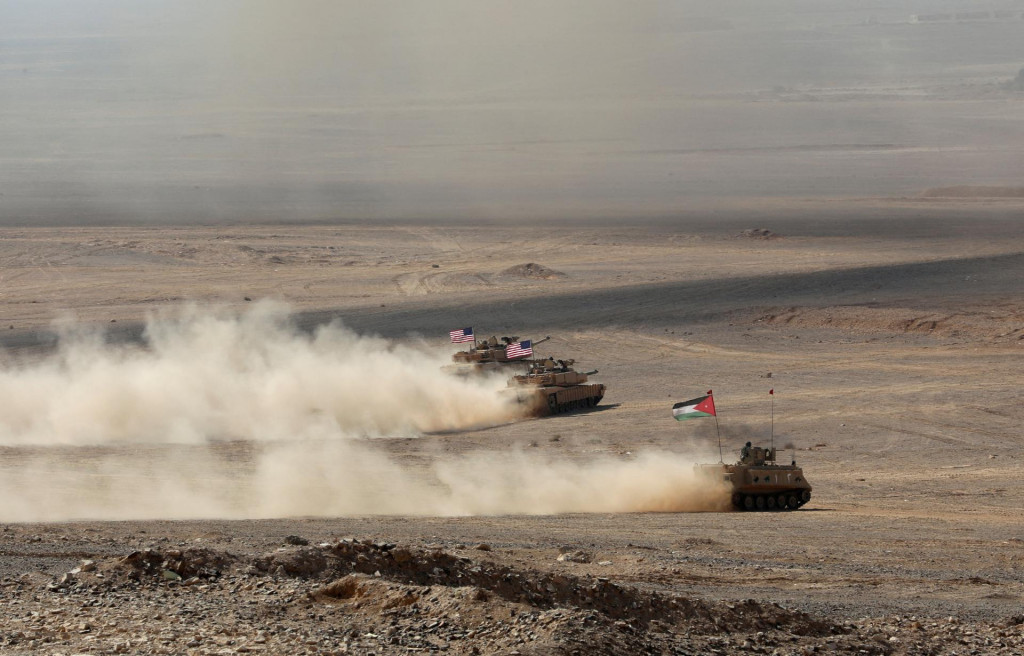 Vojenské vozidlá s jordánskymi a americkými vlajkami. FOTO: Reuters