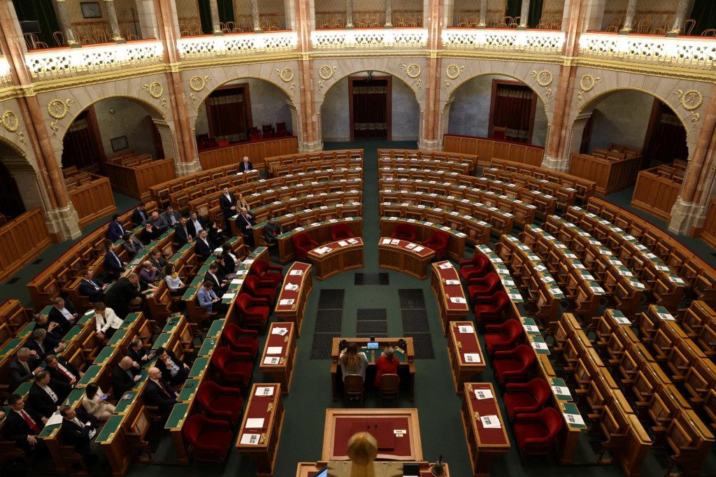 Zástupcovia opozície sa zúčastňujú na mimoriadnom zasadnutí maďarského parlamentu, aby schválila kandidatúru Švédska v NATO. FOTO: Reuters
