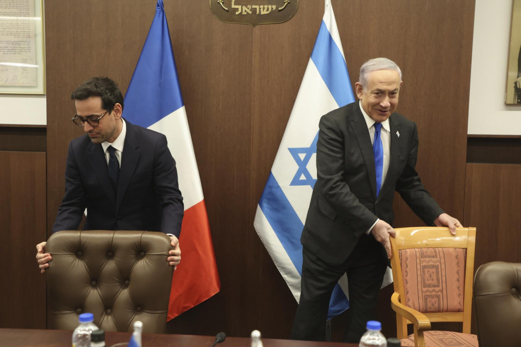 zraelský premiér Benjamin Netanjahu (vpravo) a francúzsky minister zahraničných vecí Stéphane Séjourné. FOTO: TASR/AP
