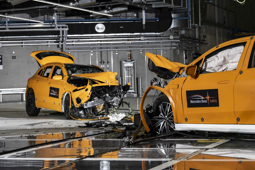 Nárazový test modelov Mercedes-EQ EQA a EQS SUV.