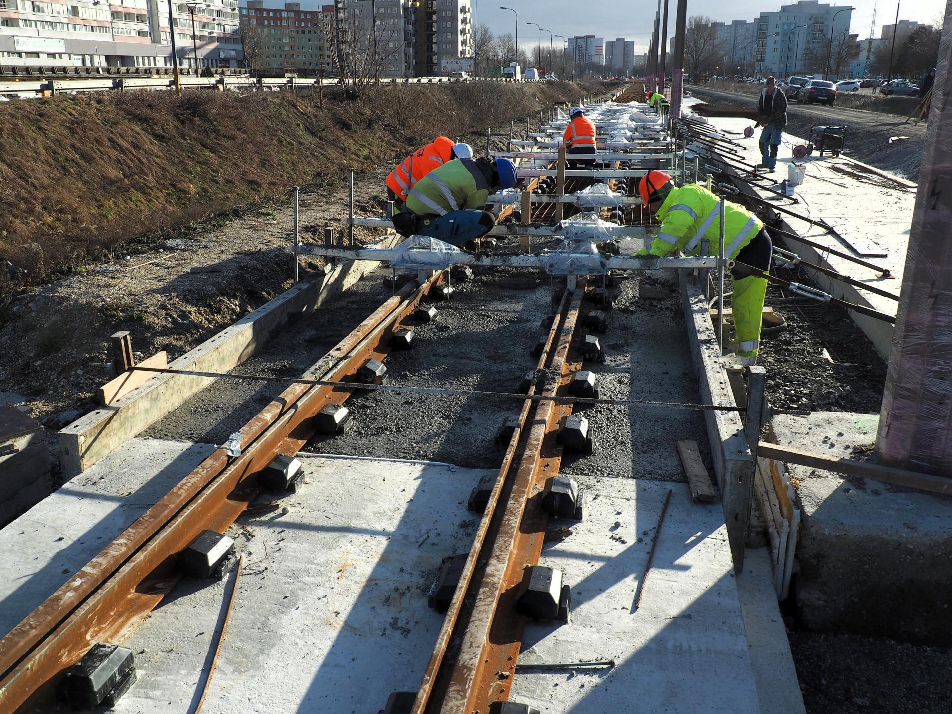 Na trati sa nepracuje. Novú električkovú trať v Petržalke nespustia ani o rok, znie z dopravnej komisie