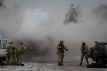 Ukrajinskí vojaci sa zúčastňujú na spoločnom cvičení ozbrojených síl, národnej stráže a bezpečnostnej služby Ukrajiny (SBU) neďaleko hraníc s Bieloruskom. FOTO: Reuters
