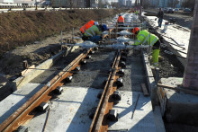 Stavbári pokračujú vo výstavbe električkovej trate v bratislavskej Petržalke. FOTO: TASR/Miroslav Košírer