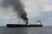 Z tankeru Marlin Luanda stúpa dym krátko nato, čo plavidlo zasiahla húsíovská protilodná strela. FOTO: Reuters