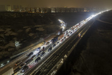 Tisíce motoristov uviazli na diaľniciach na predmestí Wu-chanu v strednej časti Číny pre husté sneženie. FOTO: TASR/AP