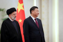 Iránsky prezident Ebrahim Raisi stojí vedľa čínskeho prezidenta Si Ťin-pchinga. FOTO: Reuters